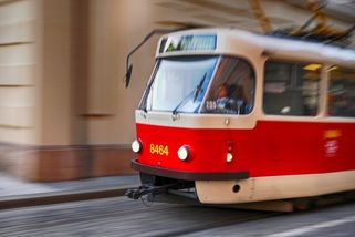 Tramvaj v Praze srazila dva lidi - Novinky